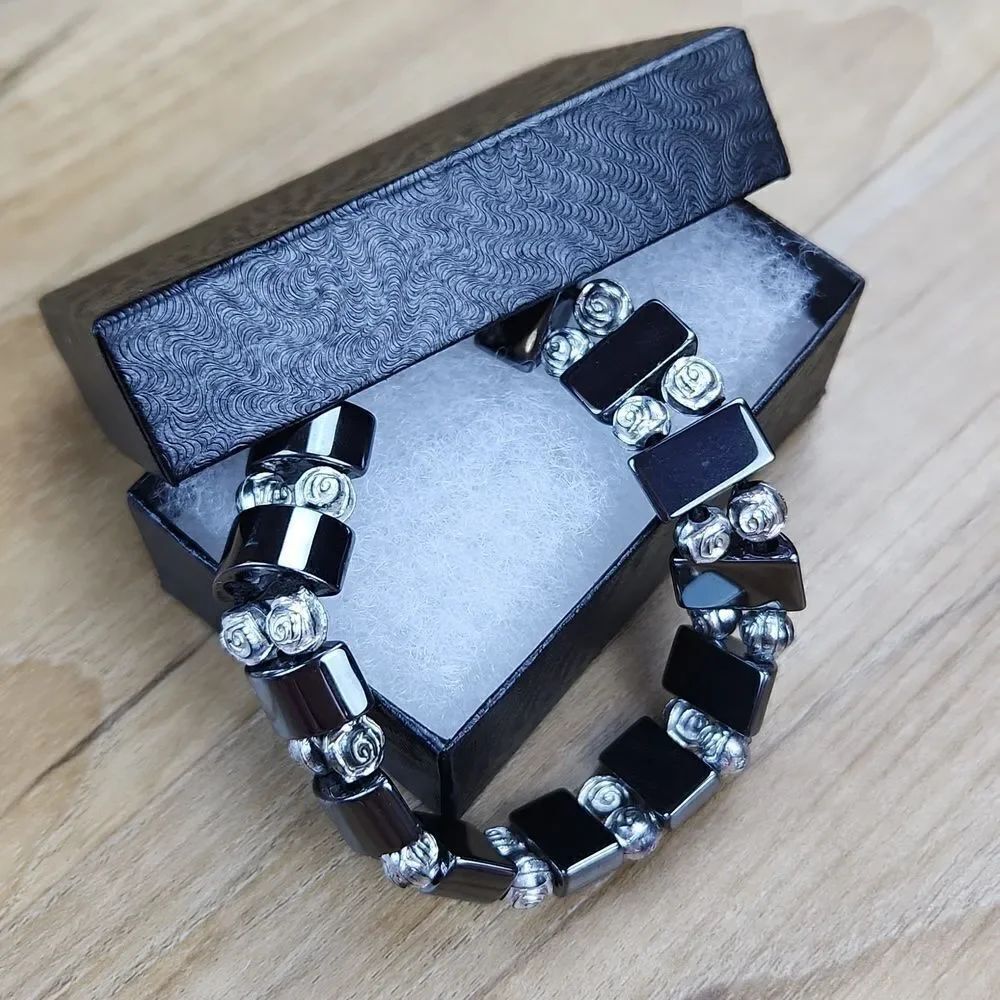🔹️NWOT Black Hematite & Silver Rosebud Beaded Stretchy Bracelet